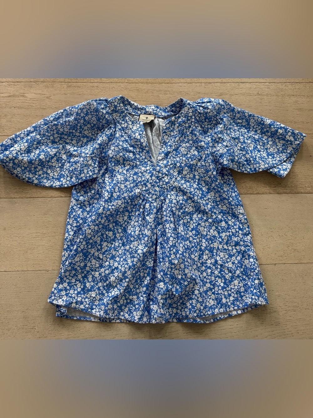 TUCKERNUCK BLOOMS ON BROAD FINLEY FLUTTER SLEEVE TOP S - Picture 4 of 9
